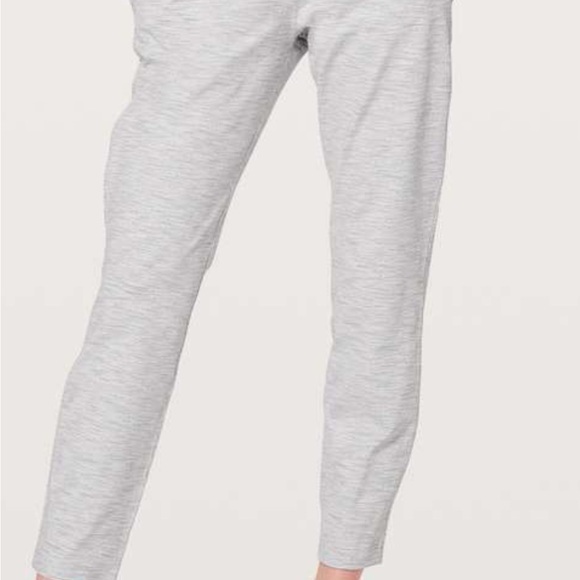 Lululemon On The Fly 7/8 pants - Picture 2 of 8